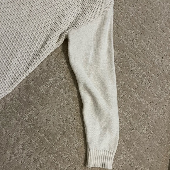 Michael Kors women’s Cream Sweater with Fringe Hem. Size S - Picture 2 of 4